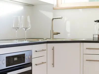 Küche mit Weingläser und Teekocher