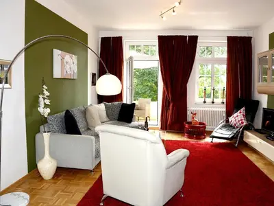 Wohnzimmer mit Zugang zum Balkon Wohnzimmer mit Zugang zum Balkon