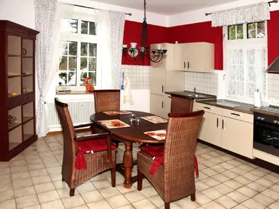 Esszimmer mit offener Küchenzeile mit Blick zum Garten Esszimmer mit offener Küchenzeile mit Blick zum Garten