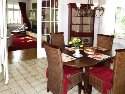 Esszimmer mit Zugang zum Wohnzimmer Esszimmer mit Zugang zum Wohnzimmer