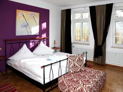 Schlafzimmer mit Blick nach draußen Schlafzimmer mit Blick nach draußen