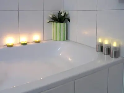 Für Ihren romantischen Urlaub empfehlen wir Ihnen ein entspannendes Wellnessbad Für Ihren romantischen Urlaub empfehlen wir Ihnen ein entspannendes Wellnessbad