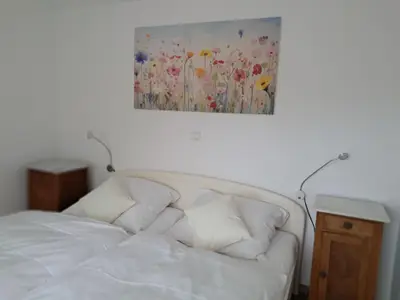 Schlafzimmer mit Doppelbett und Leseleuchten