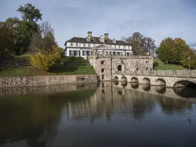 Das Schloss mit der Eingangsbrücke