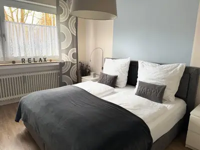 Schlafzimmer mit Boxspringbett 251