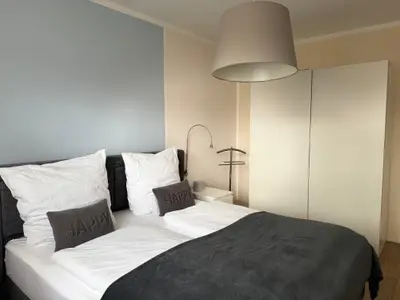 Schlafzimmer mit Boxspringbett 252