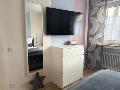 Schlafzimmer mit SmartTV 253