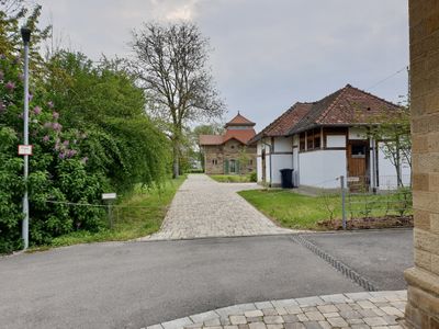Bahnhofs-Garten mit Fahrradhaus, im Hintergrund Wasserhaus