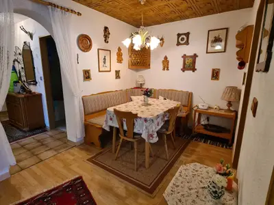 Essecke mit Blick in den Flur