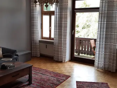 Wohnzimmer mit Balkon