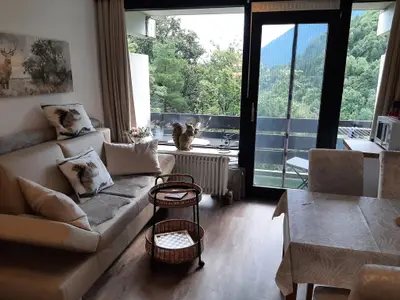 Blick auf Schlafcoach und Essbereich