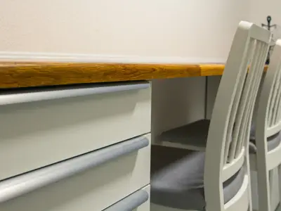 Stühle im Küchenbereich