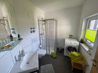 Badezimmer mit Dusche/WC und Waschmaschine