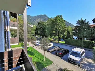 Blick vom Schlafzimmerbalkon auf den Zunftweg mit Parkplätzen am Hauseingang - Ferienwohnung Stefan