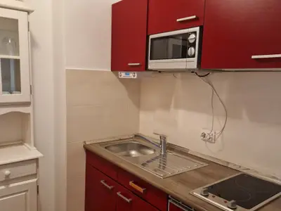 Spüle mit Mikrowelle und Herd