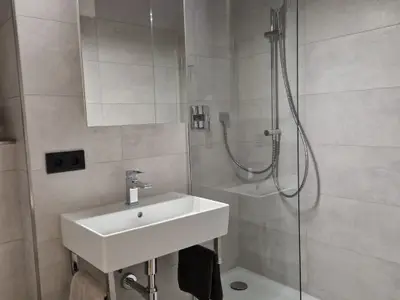 Badezimmer mit Regendusche