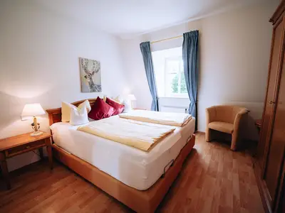 Schlafzimmer mit Doppelbett