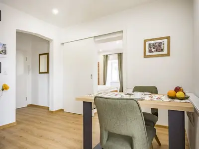 Essecke mit Blick ins Zimmer