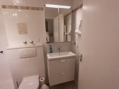 Duschbad mit Schubladenwaschtisch für Ihre Kultursachen