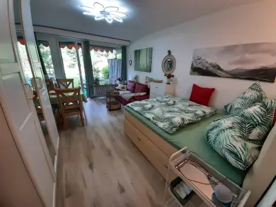 Boxspringbett und geräumiger Kleiderschrank