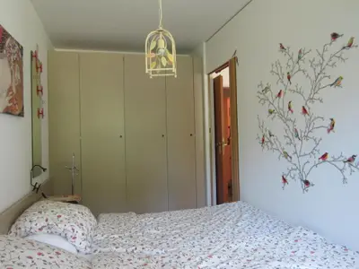 Das Schlafzimmer mit Zugang zur rechten Bettseite
