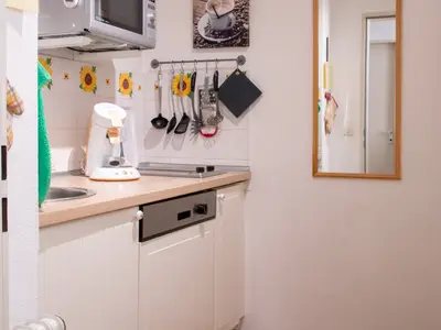 Küche mit Geschirrspülmaschine