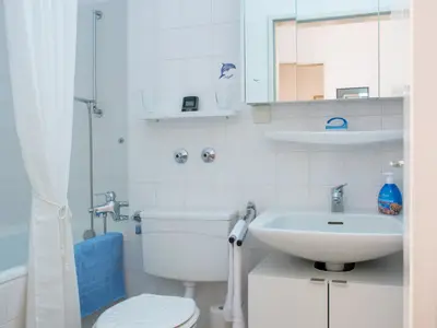 Bad mit Wanne und dreiteiligem Spiegelschrank