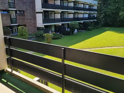 Blick vom Balkon in den Garten