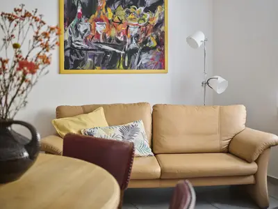Wohnküche mit Essbereich und Ledercouch