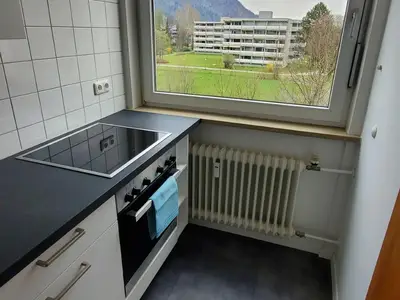 Küche mit Blick zum Fenster