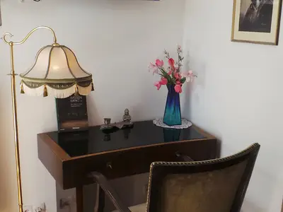 Wohnzimmer Schreibtisch mit TV