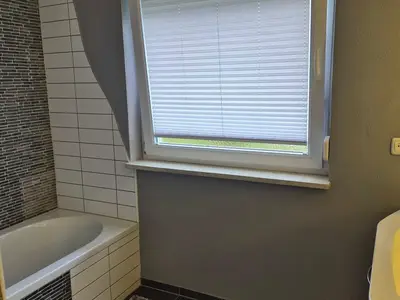 Badezimmer mit Blick zur Badewanne