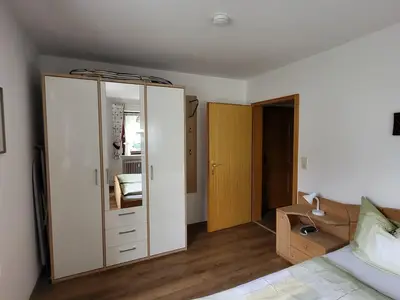 Schlafzimmer mit Kleiderschrank