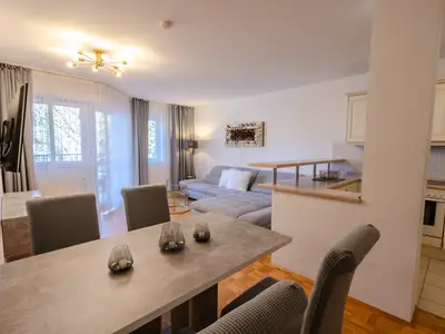 Wohnzimmer mit offener Küche und Essecke