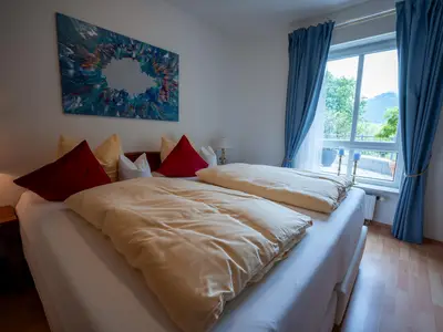 großes Schlafzimmer mit Doppelbett