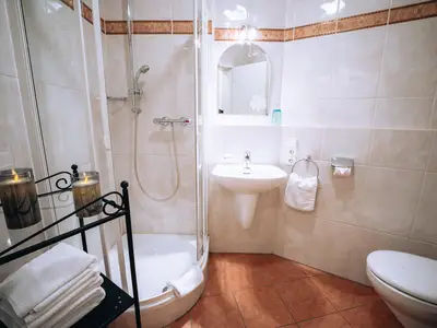 Bad mit Dusche und WC