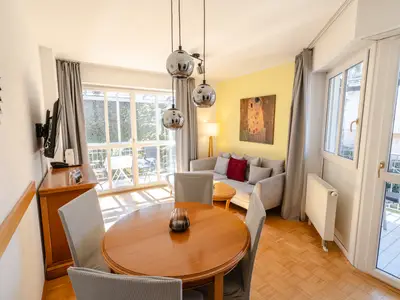 Wohnzimmer mit 2 Balkone