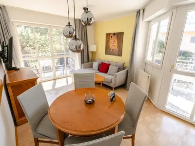 Wohnzimmer mit 2 Balkone