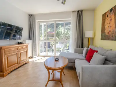 Wohnzimmer mit Blick ins Grüne