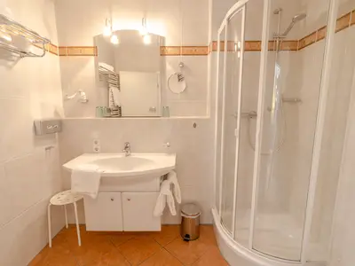 Bad mit Dusche und WC