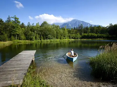 Badeweiher mit Ruderboot