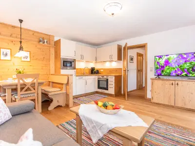 Wohn-Esszimmer mit Küche und Essecke