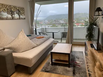 Wohnzimmer mit ausziehbarer Couch