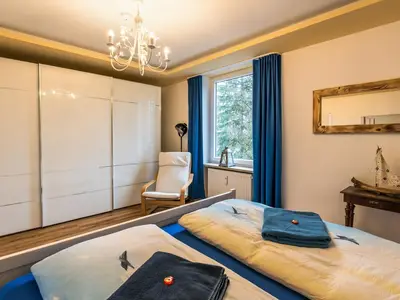 1 Schlafzimmer Blick zum Kleiderschrank