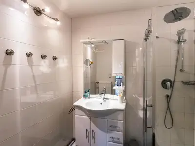 Badezimmer mit Dusche