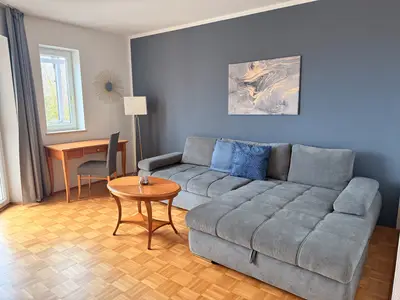 Wohnzimmer mit Stadt-Bergblick