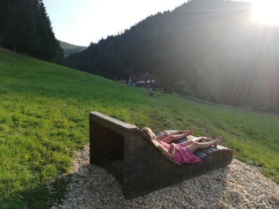 Neuer Platz mit Sonnenliege mit Blick auf das Haus