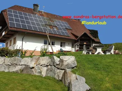 Sandras-Bergstation Gartenseite