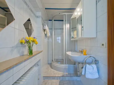 Bad mit Dusche und WC