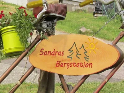 Sandras-Bergstation Logo